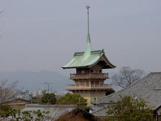 25　祇園閣遠景。大倉喜八郎の想いがいっぱいつまっています。鉾頭は鶴！.jpeg